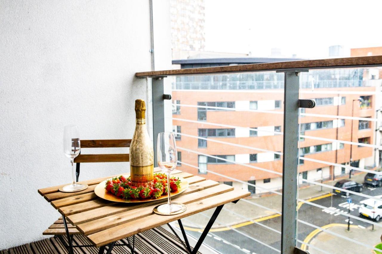 Stylish 4Th Floor 2 Bedroom En Suite City Centre Apartment With Parking By Azura Nights Бірмінгем Екстер'єр фото